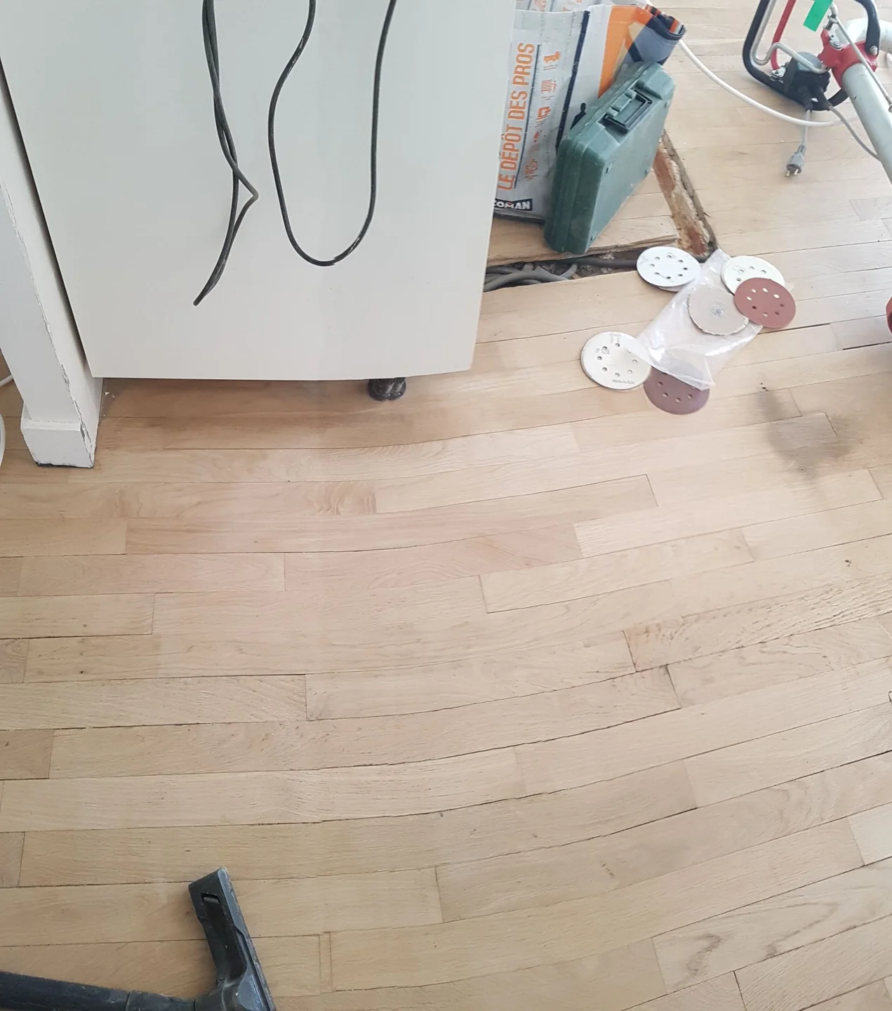 Mai 2019 : le parquet pendant les travaux, avec la ponceuse et des disques.