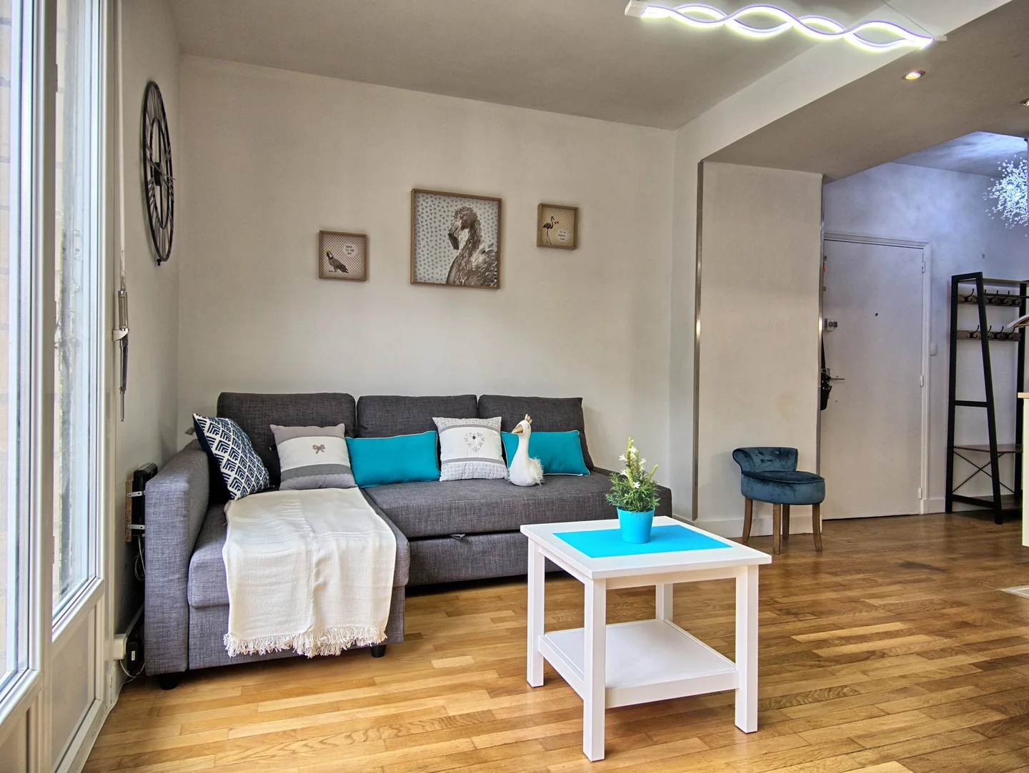 Août 2019 : la pièce et le parquet après rénovation. Ces photos concernent un sol conservé, pas la pose du stratifié chiffré dans l’exercice.