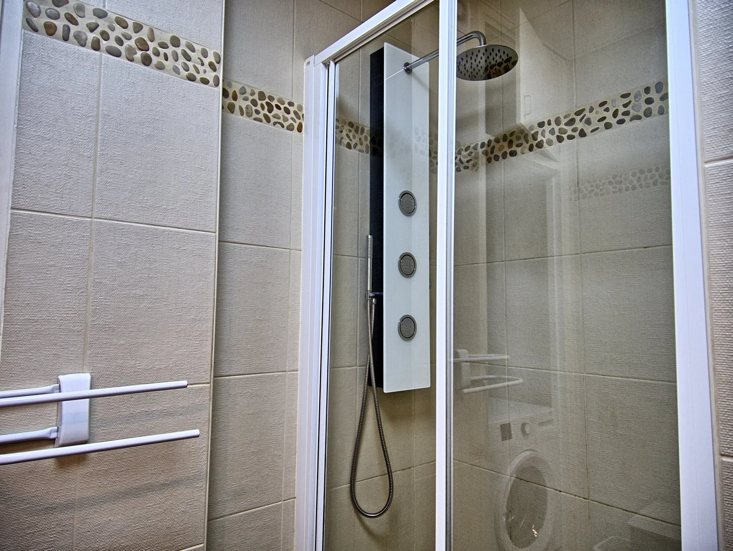 Août 2019 : la douche après rénovation, dans la même pièce. Ce chantier est distinct de la douche à 1 485 € présentée sur le site.